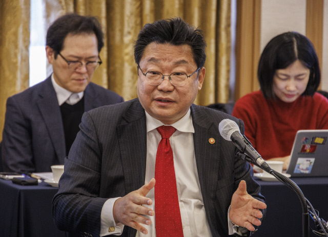 주형환 저출산고령사회위원회 부위원장이 26일 서울 중구 프레스센터에서 열린 2025년 기자간담회에 참석해 이날 발표된 통계청 '2024년 인구동향조사 출생·사망통계'에서 나타난 합계 출산율 반등과 관련해 발언하고 있다. <연합뉴스>